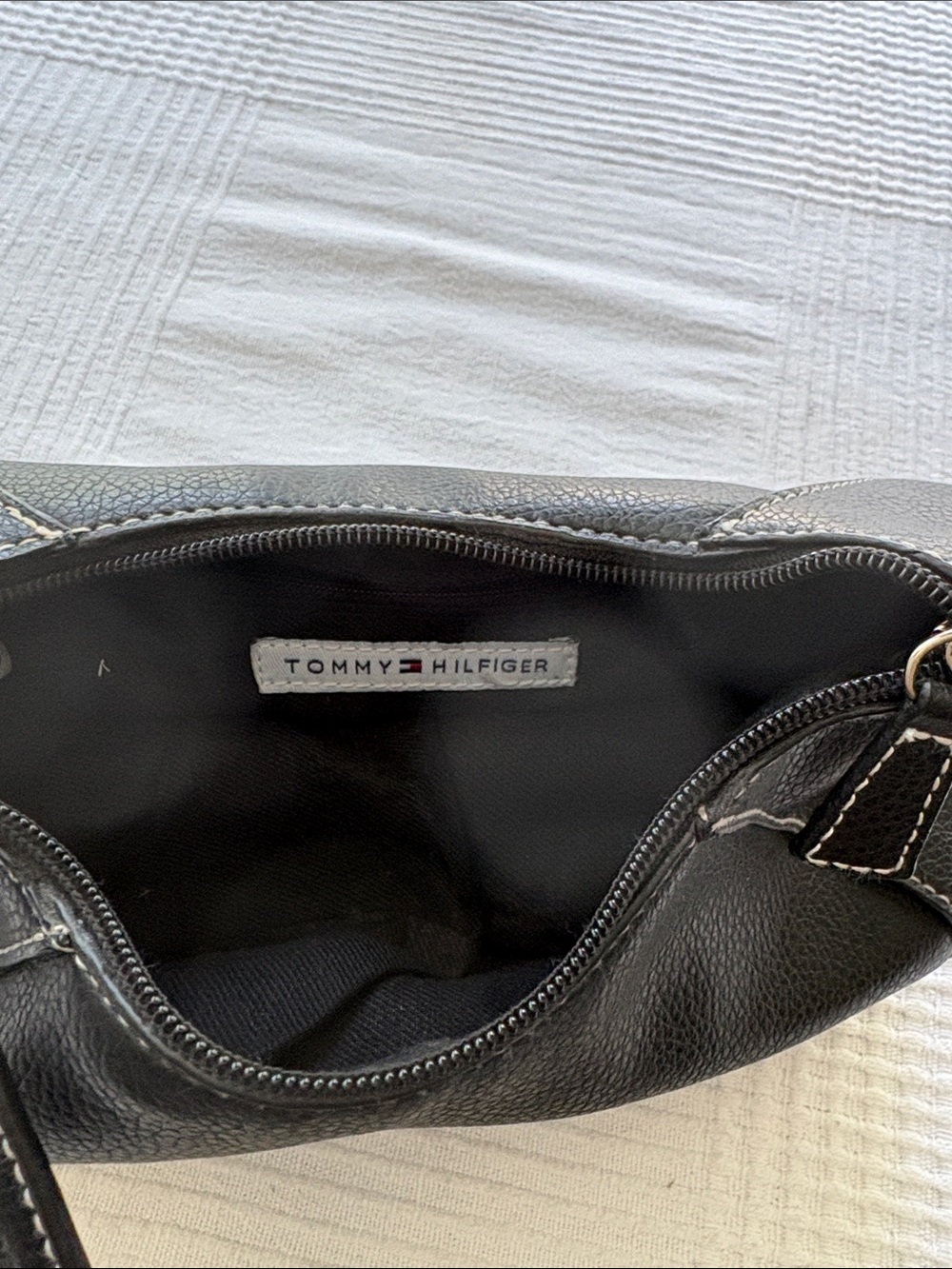 Tommy Hilfiger Black Leather Shoulder Bag - Picture 3 of 5